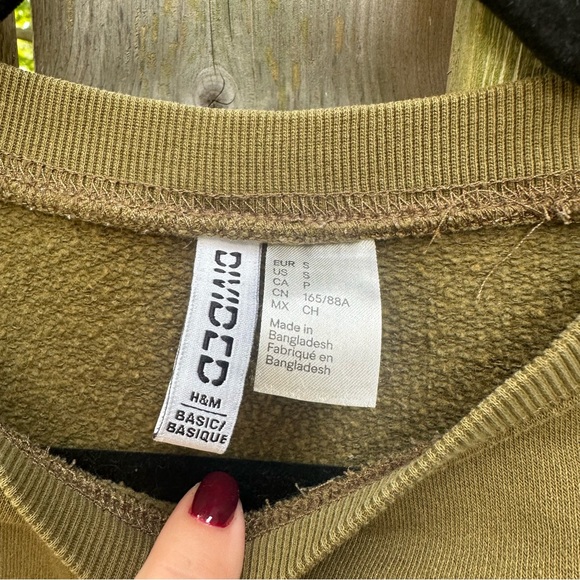 H&M Cropped Crewneck - Picture 2 of 2